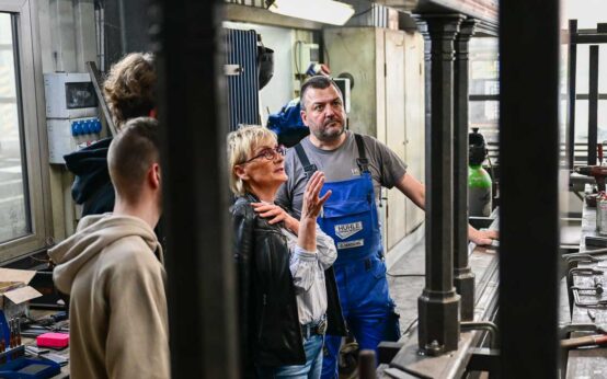 Bergische Schüler in der Hagenauer Straße bei Huhle schauen sich Restaurationsarbeiten an.