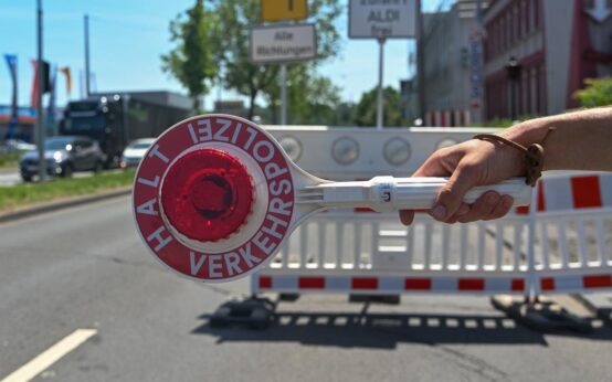 Polizist hält Kelle raus um Auto anzuhalten, Gurtverstöße, Handyverstöße?