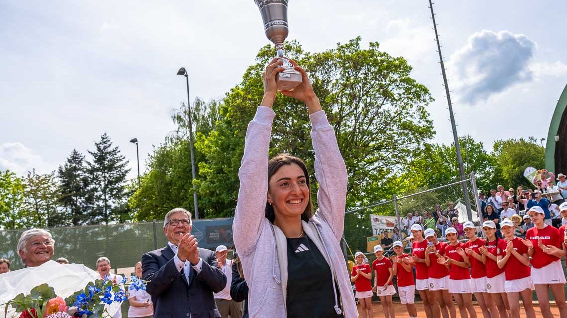 Elina Avanesyan, die Siegerin der WTO hebt den Pokal nach oben