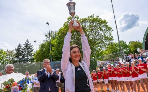 Elina Avanesyan, die Siegerin der WTO hebt den Pokal nach oben