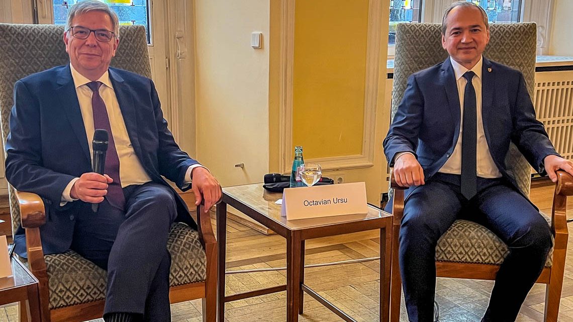 Oberbürgermeister Gert-Uwe Mende mit seinem Amtskollegen aus Görlitz Octavian Ursu.