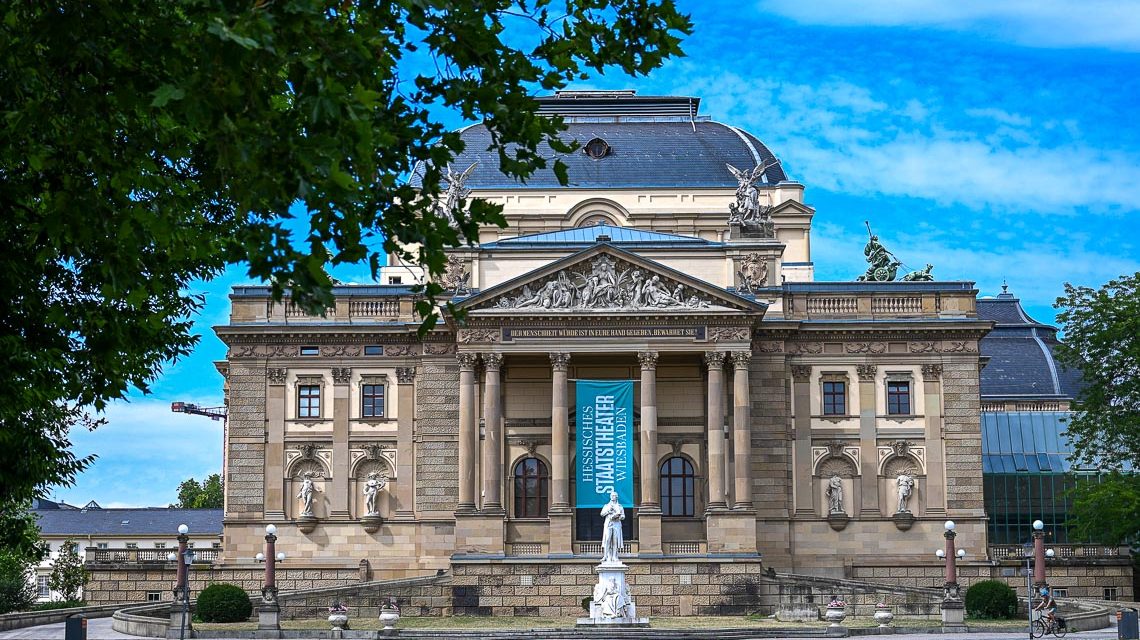 Staatstheater Wiesbaden von warmen Damm aus fotografiert.