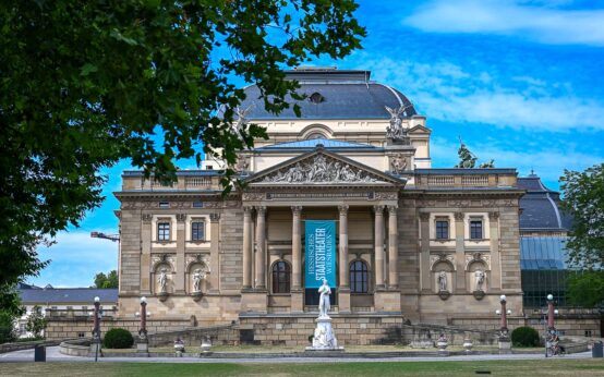 Staatstheater Wiesbaden von warmen Damm aus fotografiert.