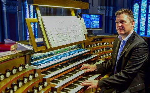 Dr. Thomas Frank hat die Orgel programmiert