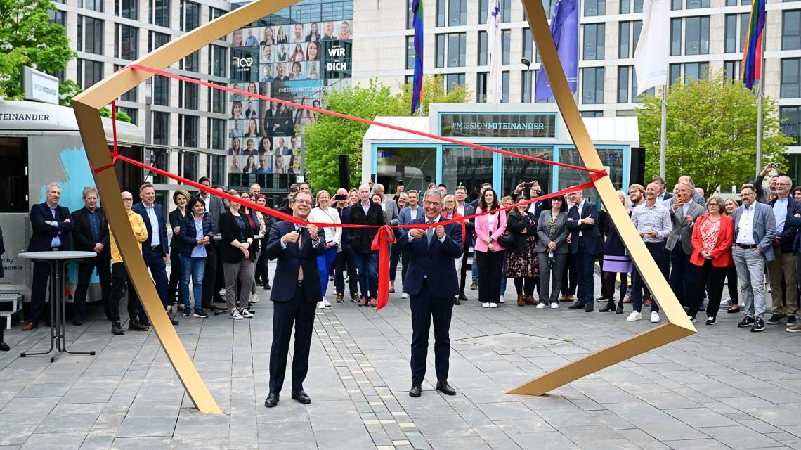 Der Vorstandsvorsitzende Norbert Rollinger und Wiesbadens Oberbürgermeister Gert-Uwe Mende schneiden das Band durch und geben das Kunstwerk frei.