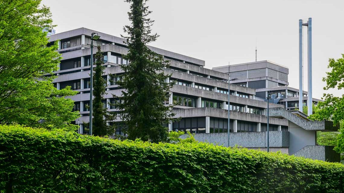 Behördenstandort des BKA Wiesbaden in der Außeamsicht. Terassenbau. Gebäude 70er Jahre.