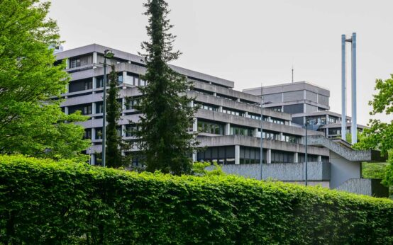 Behördenstandort des BKA Wiesbaden in der Außeamsicht. Terassenbau. Gebäude 70er Jahre.