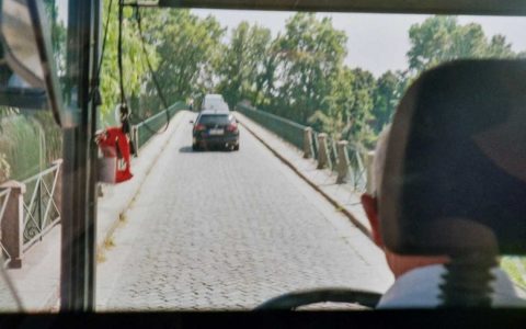 Busfahrer blickt nach draußen auf die Straße: Blick durch die Windschutzscheibe.