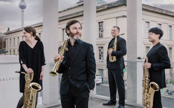 Sonic.Art Saxophonquartett über den Dächern von Berlin stehend: drei Männer, eine Frau.´– bei den Maifestspielen.