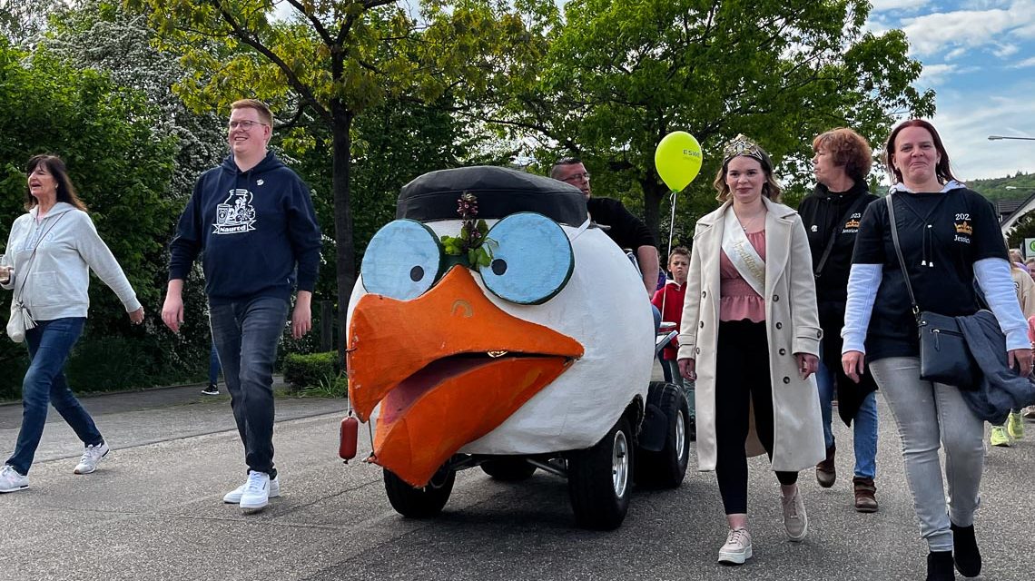 Äppelblütefest: Der Vorsitzende Sven Kettler mit Jessica I. führen den kleinen Umzug durch den Ort an.