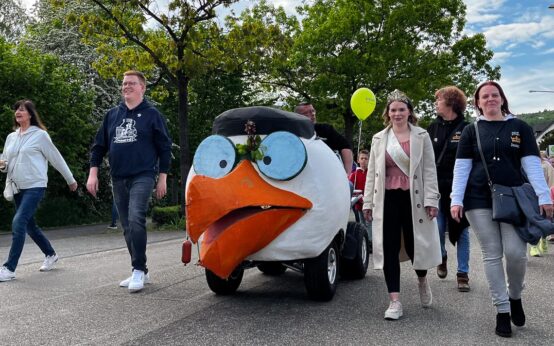 Äppelblütefest: Der Vorsitzende Sven Kettler mit Jessica I. führen den kleinen Umzug durch den Ort an.