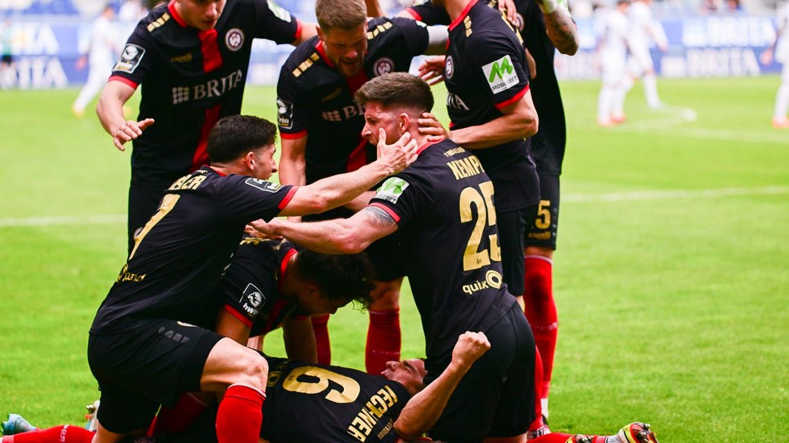 Ivan Prtajin spitzelt den Ball ins Tor und wird gefeiert. Der Traum vom Aufstieg geht weiter.