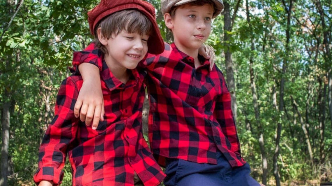 Jungenerlebnistag: Just Boys Day, zwei Jungs Arm in Arm