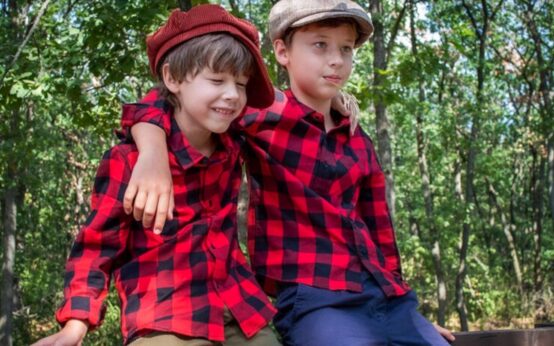 Jungenerlebnistag: Just Boys Day, zwei Jungs Arm in Arm