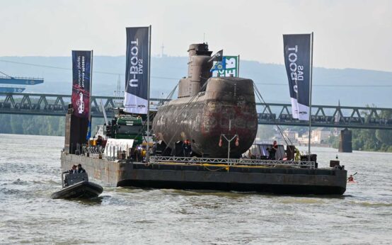 U-Boot U 17 vor dem Zollhafen in Mainz