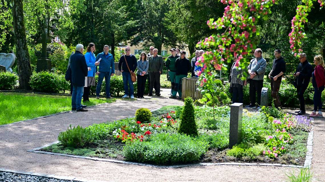 Einweihung des Memoriam Garten in Wiesbaden Bierstadt, Bürgermeisterin Christiane Hinninger und Rainer Volland stellen vor.