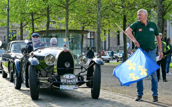 Gerhard Roeser und Barbara Ziegler mit ihrem Bugatti 43 Grand Sport am Start der 38. HMSC. Oldtimer Rallye