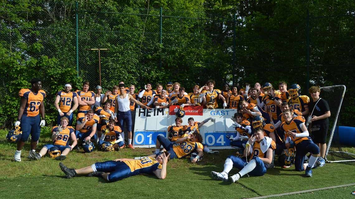 Die U 19 der Wiesbaden Phantoms geschafft nach dem Sieg am Spielfeldrand