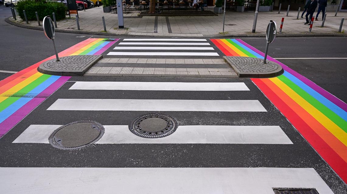 Regenbogen Zebrastreifen in der Burgstraße