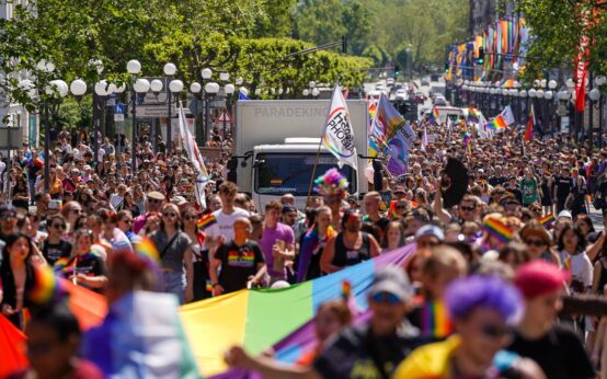 CSD - Christopher Street Day in Wiesbaden, Tausende säumen die Wilhelmstraße.