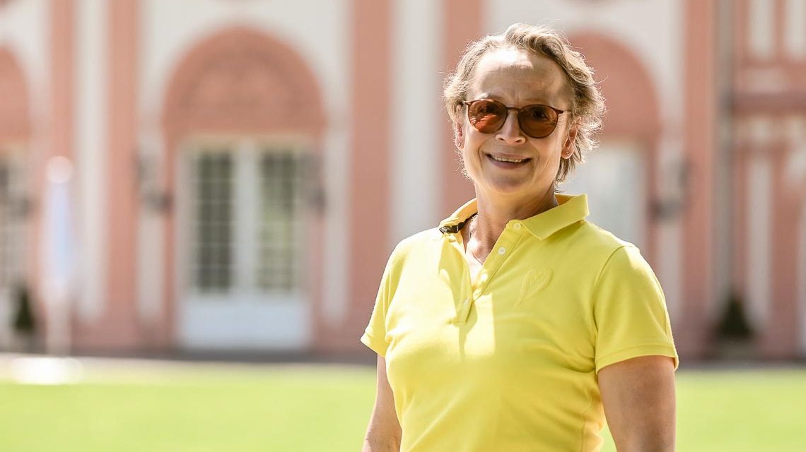 Isabell Wer vor Schloss Biebrich