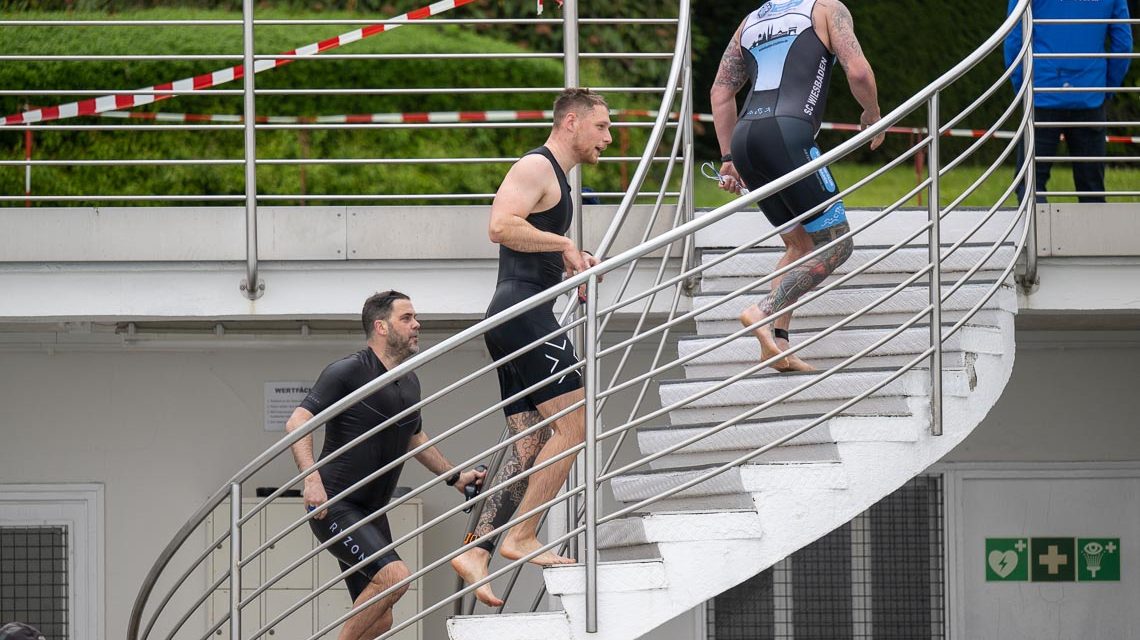 Wechselzone beginnt am Beckenrand. Nero man Wiesbaden. Die Läufer auf dem Weg zu ihren Fahrrädern.