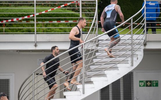 Wechselzone beginnt am Beckenrand. Nero man Wiesbaden. Die Läufer auf dem Weg zu ihren Fahrrädern.