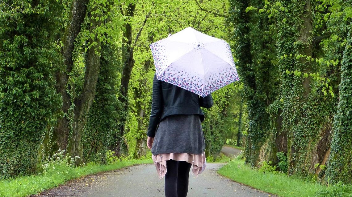 Frühling, Sommerregfen, Frau spaziert.