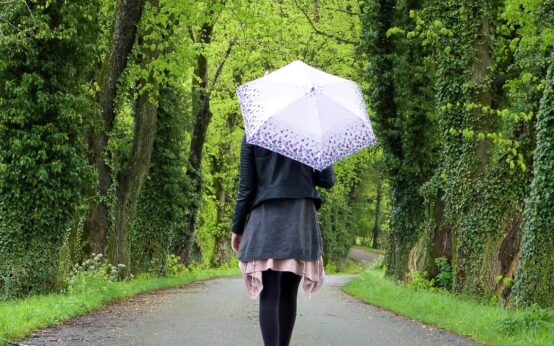 Frühling, Sommerregfen, Frau spaziert.