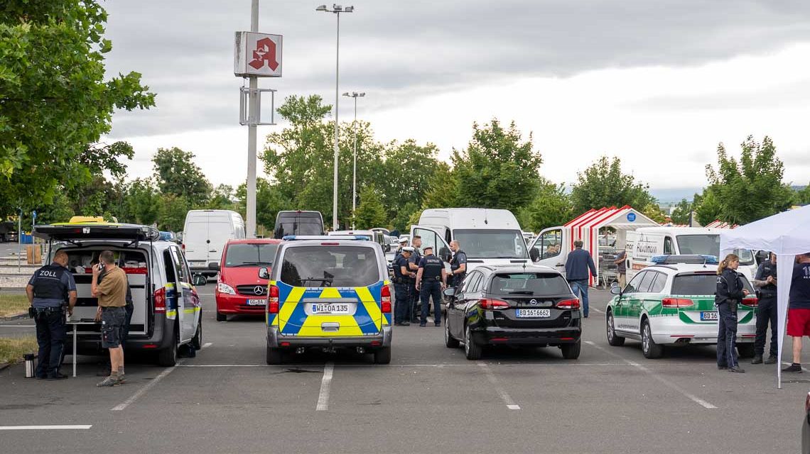 Symbolbild: Parkplatz am Äppelallee-Center an der Biebricher Allee mit Polizei die die Ladungssicherheit überprüft, Sicherheitswoche.