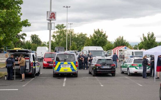 Symbolbild: Parkplatz am Äppelallee-Center an der Biebricher Allee mit Polizei die die Ladungssicherheit überprüft, Sicherheitswoche.