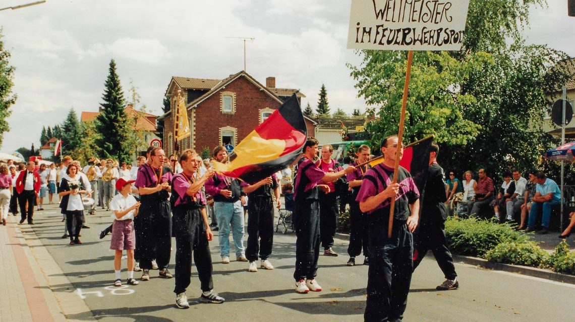 Hessentag 1993 in Lich - Festumzug mit den frischgebackenen Weltmeistern im Löschangriff der Freiwilligen Feuerwehr Beselich-Obertiefenbach; links Wehrführer Franz-Josef Sehr ©