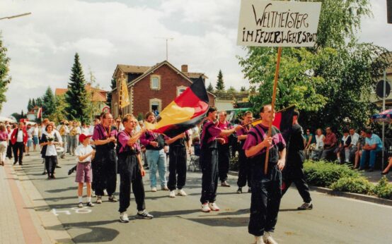Hessentag 1993 in Lich - Festumzug mit den frischgebackenen Weltmeistern im Löschangriff der Freiwilligen Feuerwehr Beselich-Obertiefenbach; links Wehrführer Franz-Josef Sehr ©