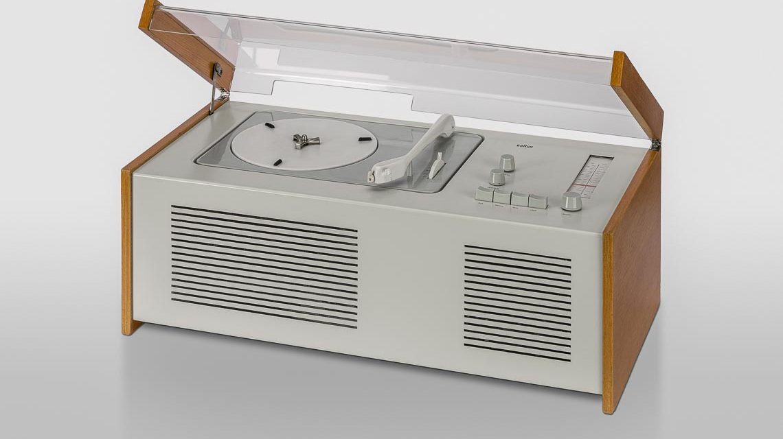 SK 4 – Mono Radio-Phonokomination mit 3-tourigem Plattenspieler für UKW und Mittelwellenempfang von Dieter Rams