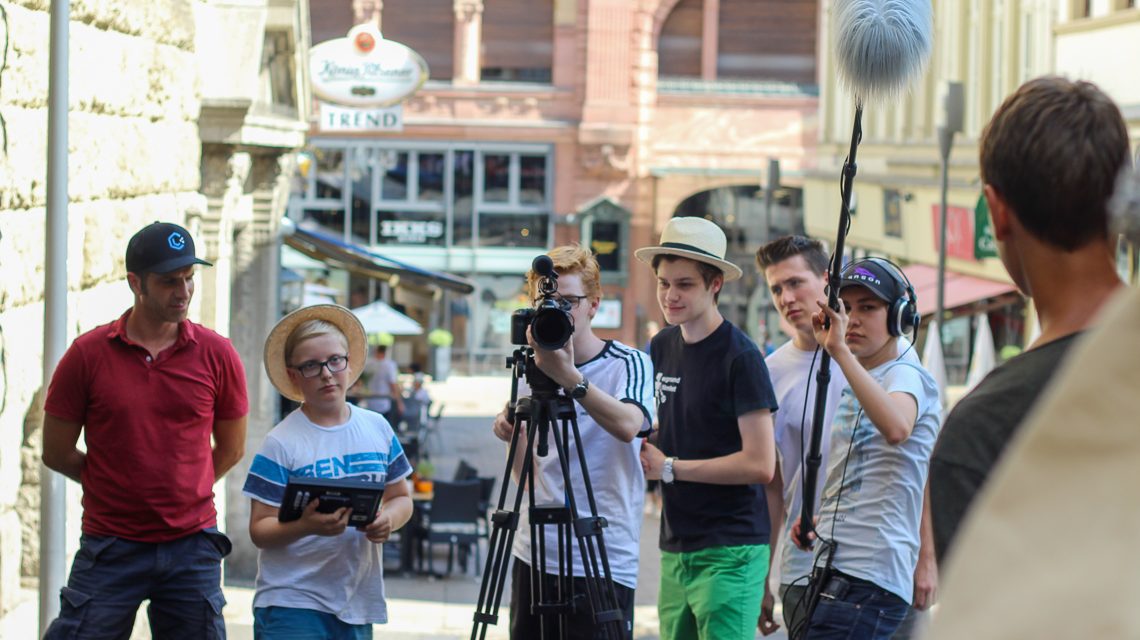 Medienzentrrum: Jugendliche drehen ein Video.