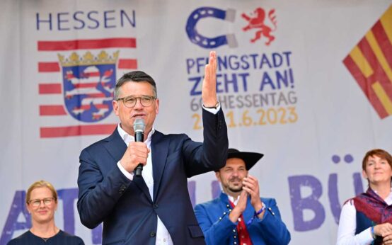 Foto zeigt Ministerpräsident Boris Rhein be der Eröffnung des 60. Hessentags in Pfungstadt.