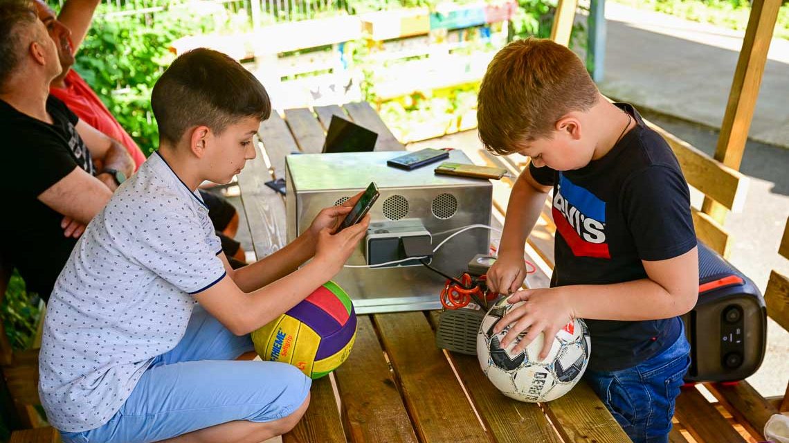 Zwei Jugendliche in der Klima-Laube