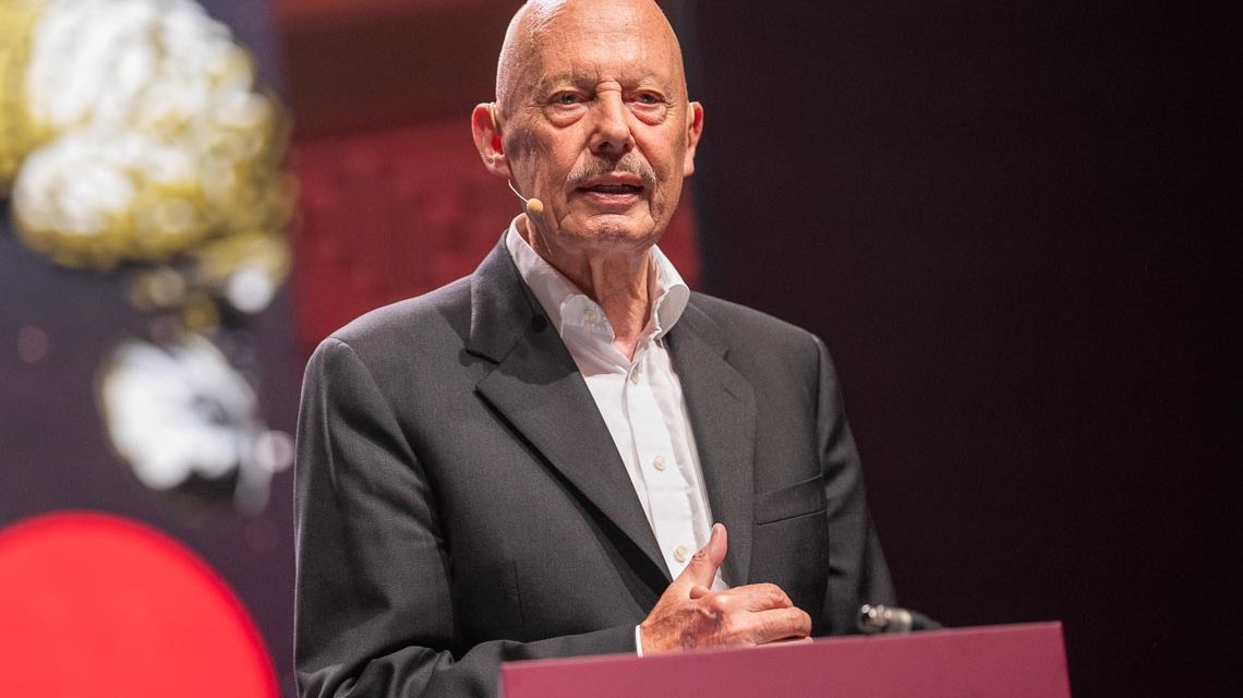 Ludwig Fresenius auf der Bühne beim Festakt »175 Jahre Bildung im Namen Fresenius