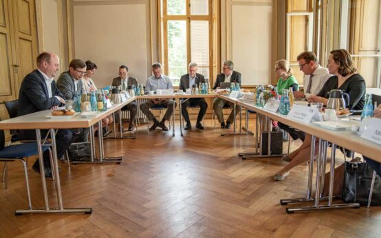 Der Kabinettsausschuss Demografie hat am Montag unter Vorsitz des Staatssekretärs im Hessischen Kultusministerium, Dr. Manuel Lösel, auf dem Hessentag getagt.