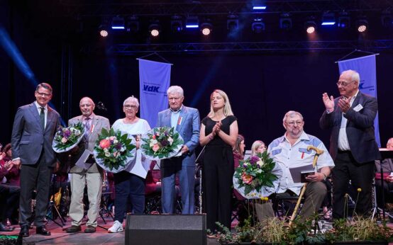 Ministerpräsident Boris Rhein hat auf dem Hessentag in Pfungstadt den Ehrenbrief des Landes Hessen an Mitglieder des Sozialverbands VdK verliehen, v.l.: Ministerpräsident Boris Rhein, Georg Trautmann, Hiltrud Korb, Günter Götz, VdK-Präsidentin Verena Bentele, Jürgen Wöhrle und Paul Weimann, Landesvorsitzender des VdK Hessen-Thüringen.