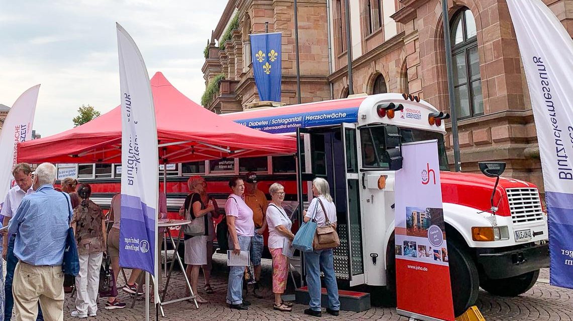Schlaganfallbus macht Halt am Schlossplatz