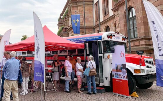 Schlaganfallbus macht Halt am Schlossplatz