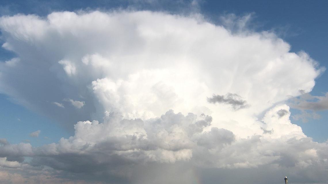 In den kommenden Tagen steigen die Temperaturen gebietsweise bis auf 30 Grad an. In schwülwarmer Luft entstehen vor allem am Donnerstag lokal kräftige Gewitter.
