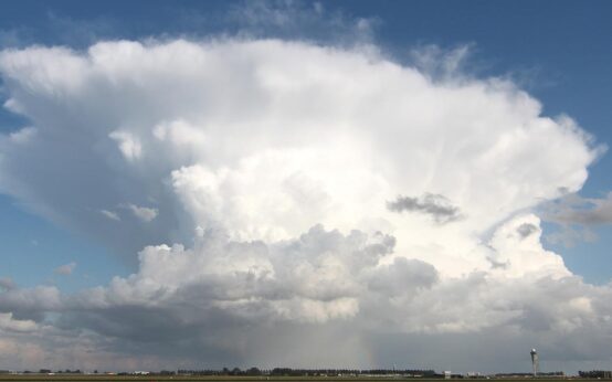 In den kommenden Tagen steigen die Temperaturen gebietsweise bis auf 30 Grad an. In schwülwarmer Luft entstehen vor allem am Donnerstag lokal kräftige Gewitter.