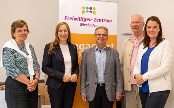 Astrid Wallmann trifft Jürgen Janovsky im Freiwilligen Zentrum Wiesbaden