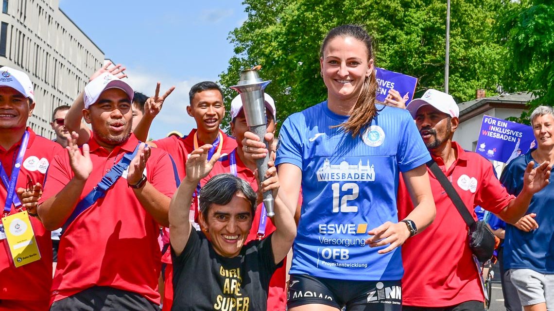 Fackellauf: Übergabe der Fackel beim Inklusionsfest.
