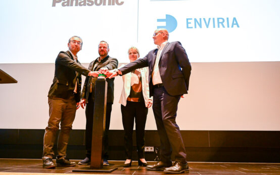 Foto: Hideki Katayama (li) Managing Director Panasonic Marketing Europe GmbH, bei der Einweihung der neuen Photovoltaikanlage.