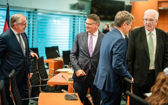 Ministerpräsident Boris Rhein bei den Beratungen der Ministerpräsidentinnen und Ministerpräsidenten mit dem Bundeskanzler