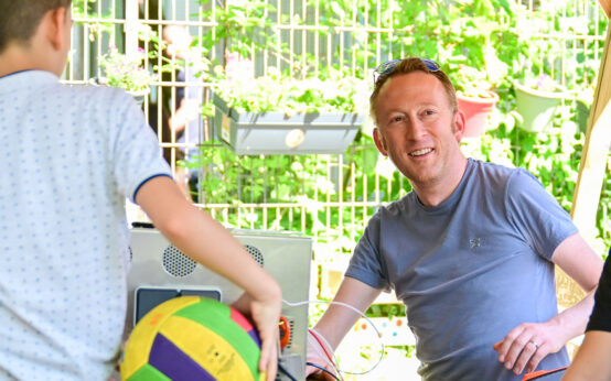 Christoph Manjura im Austausch mit Jugendlichen.