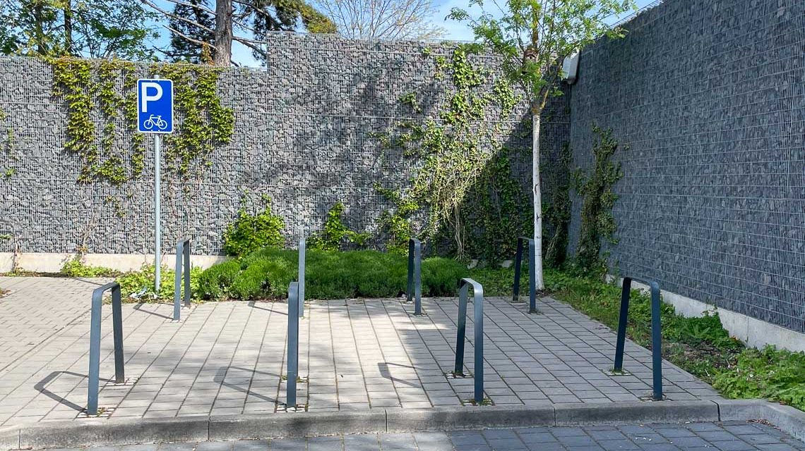 Fahrradparkplatz, der Bereich ist durch ein Schild gekennzeichnet.